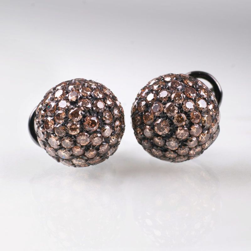 A pair of diamond earstuds