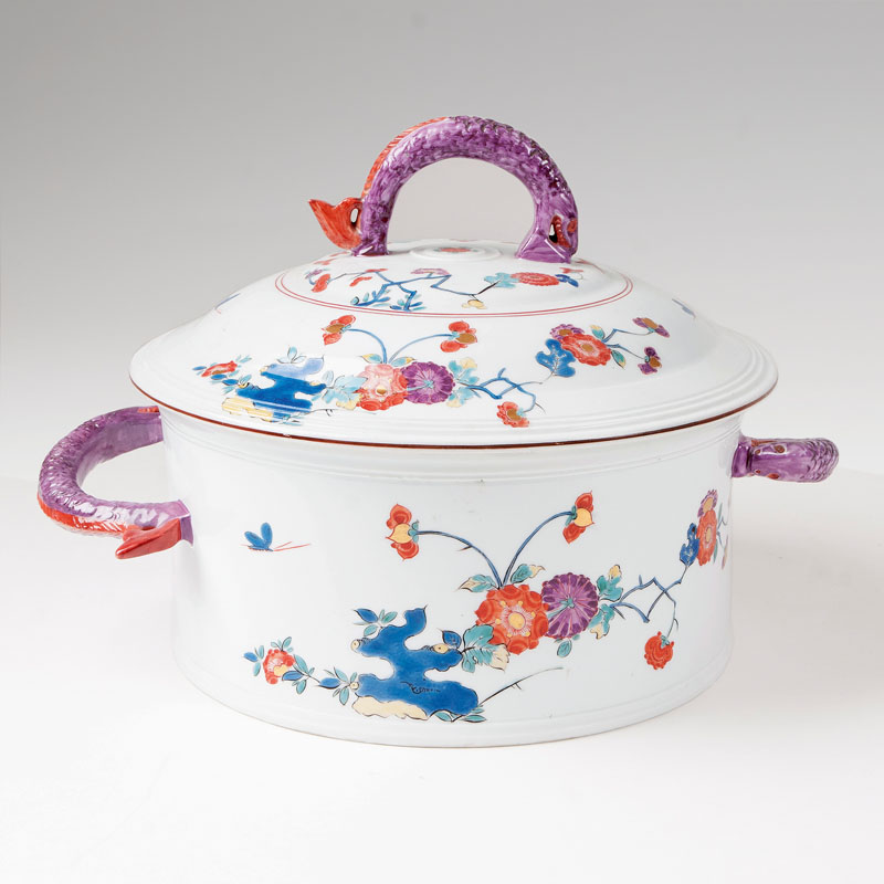 A rare lidded tureen with kakiemon-decor and fish-shaped handles