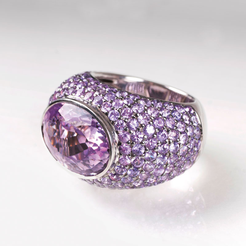 A kunzit ring with pink sapphires by Jeweller Wilm