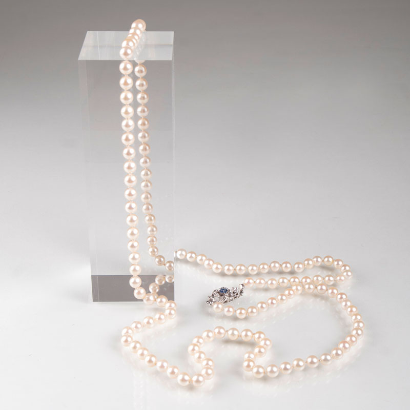 A long pearl necklace