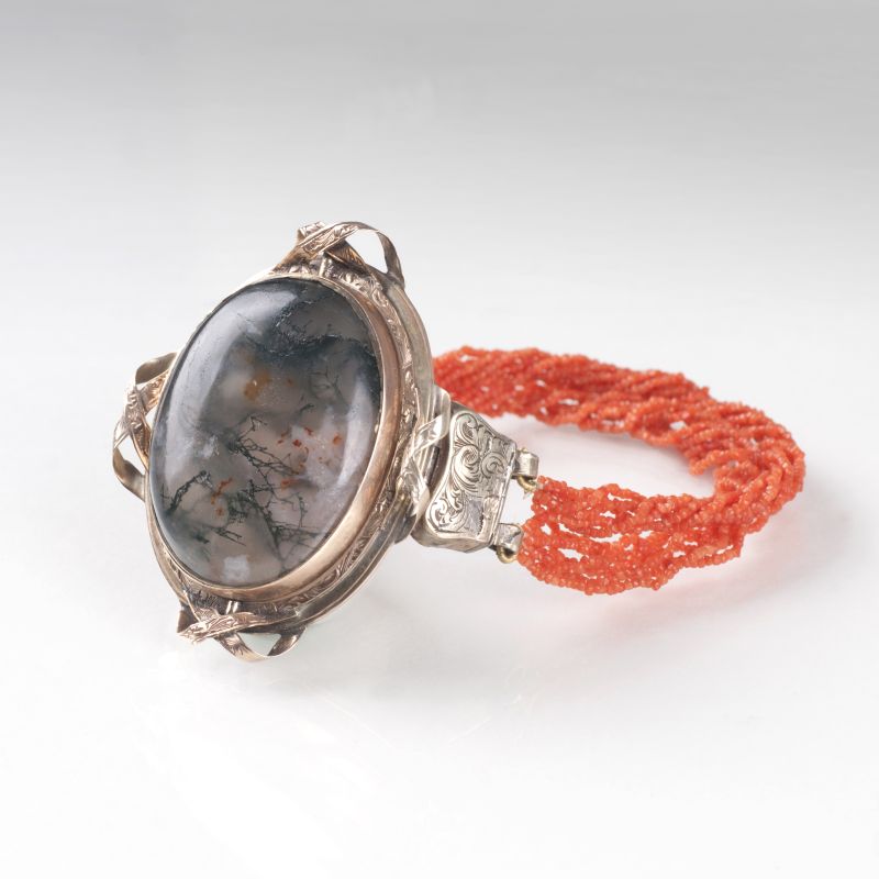 Antikes Korallen-Armband mit drehbarem Amulett