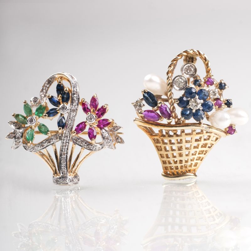 Zwei kleine Vintage Blütenkorb-Brosche mit Edelstein-Besatz Zwei kleine Vintage Blütenkorb-Brosche mit Edelstein-Besatz
