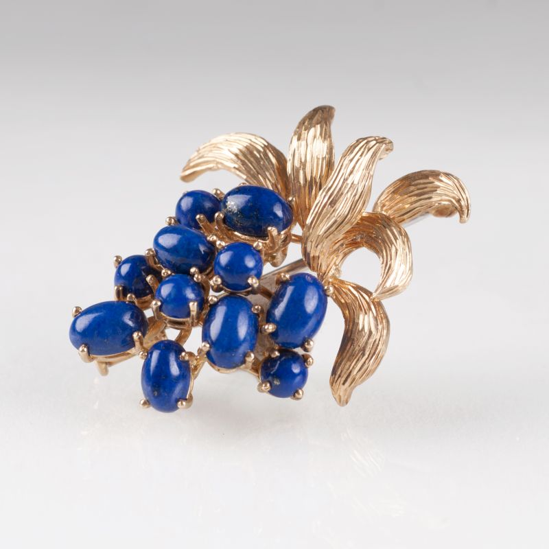 A Vintage lapis lazuli flower brooch