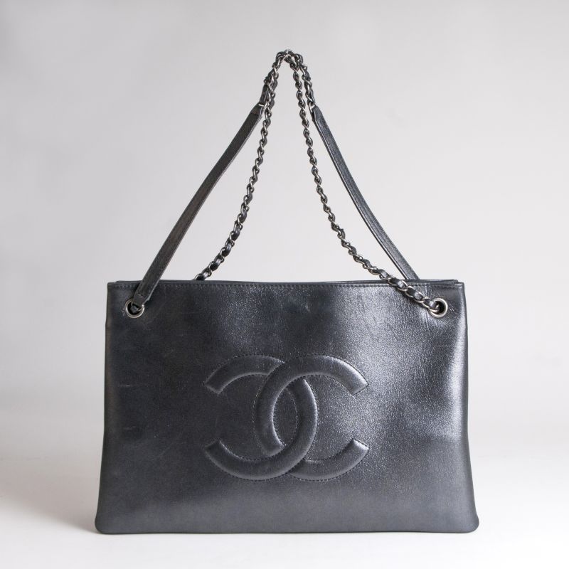 A shopping bag black-metallic, leather