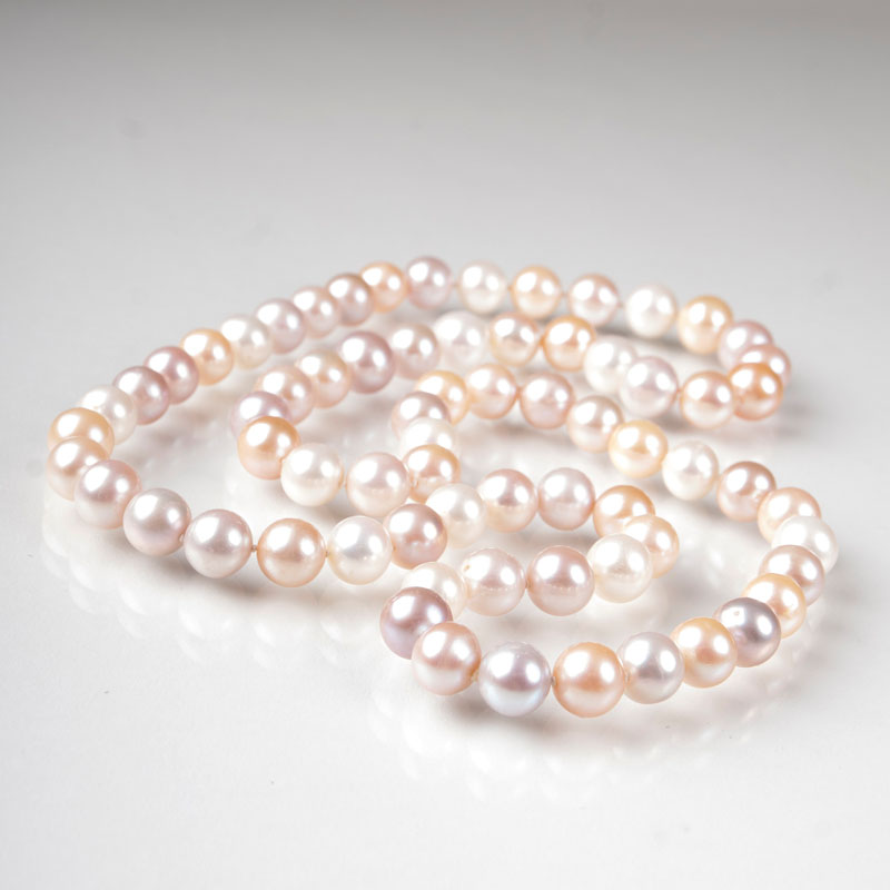 A long, multicoloured pearl necklace