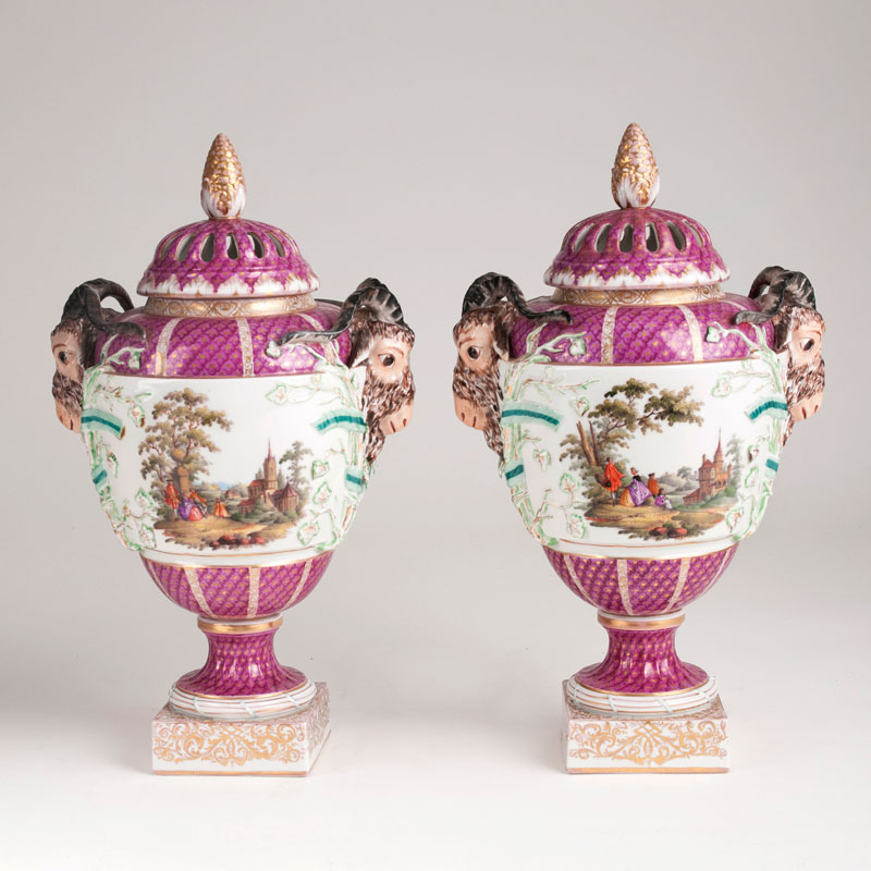 Paar großer Berliner Potpourri-Vasen mit Watteau-Szenen