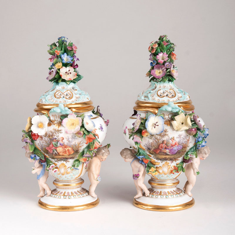 Paar kleiner Potpourri-Vasen mit Puttenpärchen