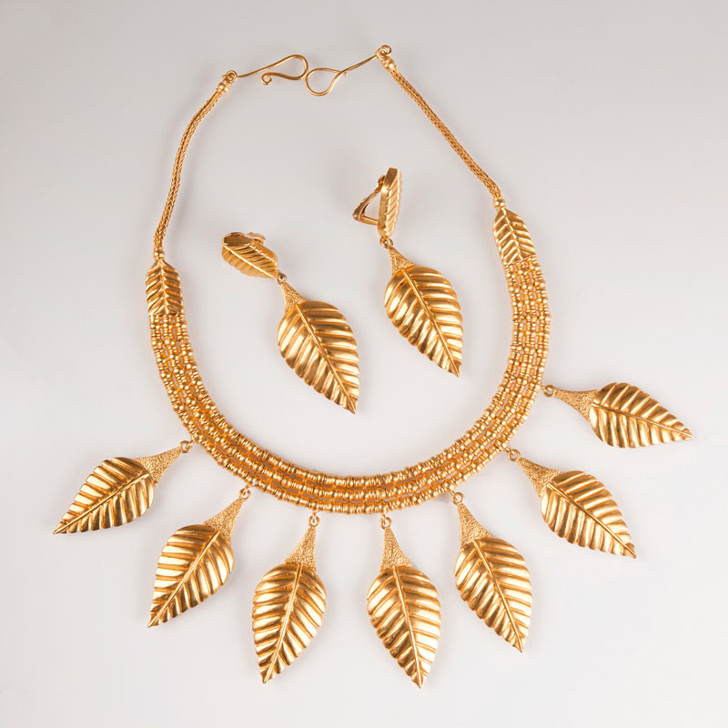 Antikisierendes Collier mit passendem Paar Ohrclips im mykenischen Stil
