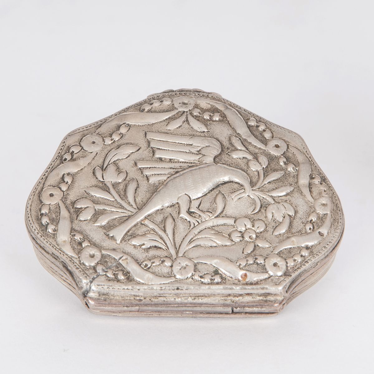 A small snuff-box with scenery of a bird