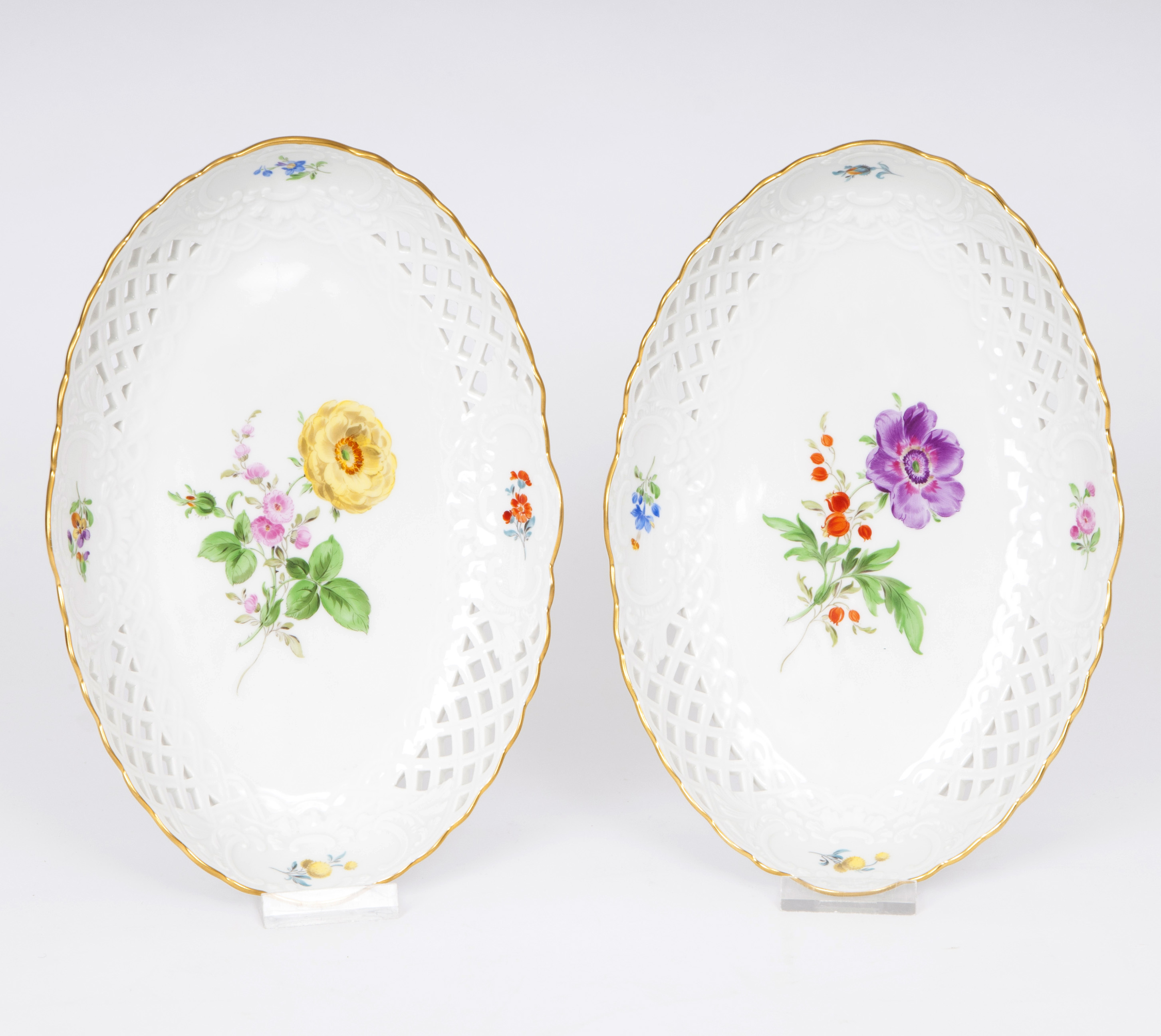 A pair of dishes with open work rim and flower painting