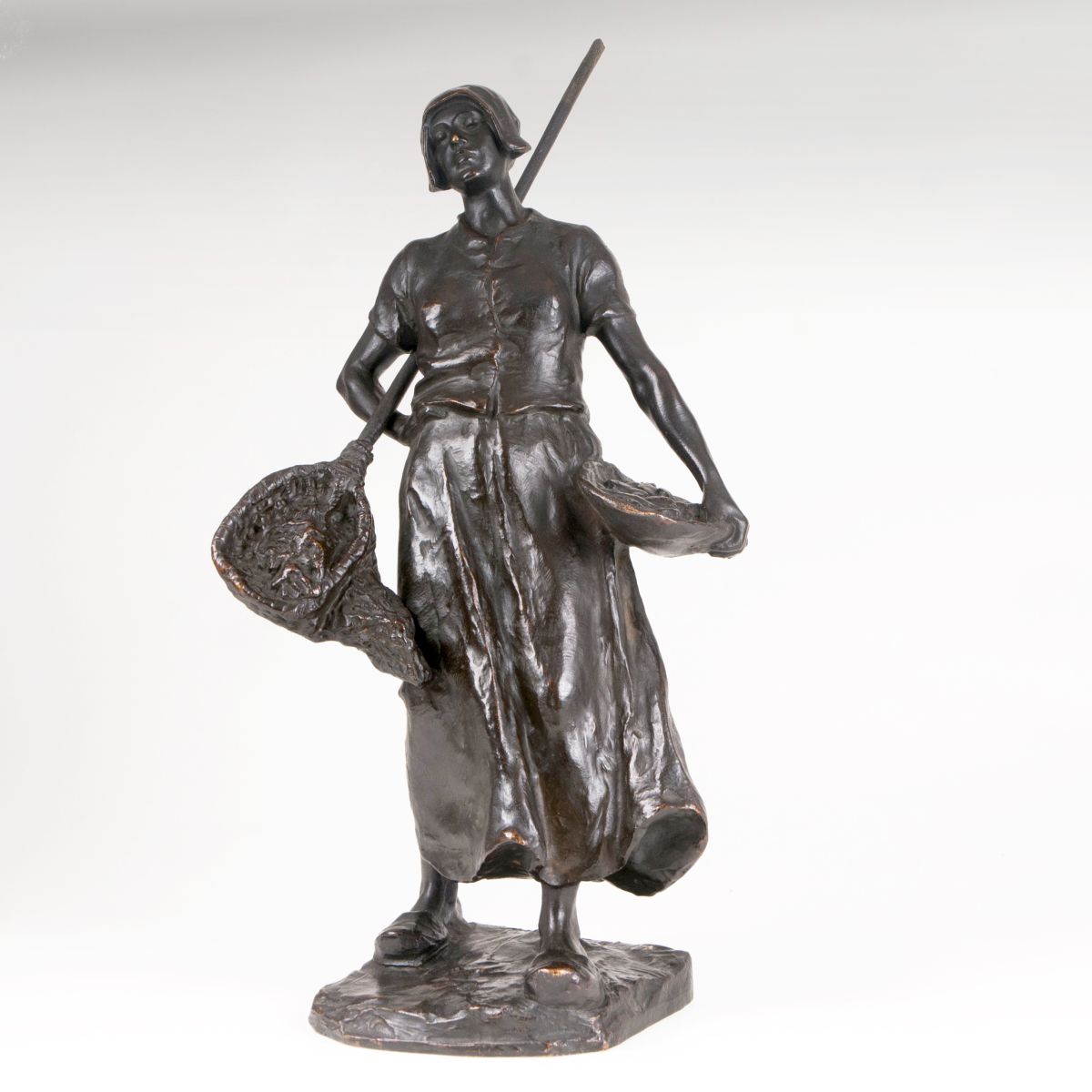 Heinz Müller - Bronze-Skulptur 'Fischerin auf dem Heimweg' Bronze-Skulptur 'Fischerin auf dem Heimweg'