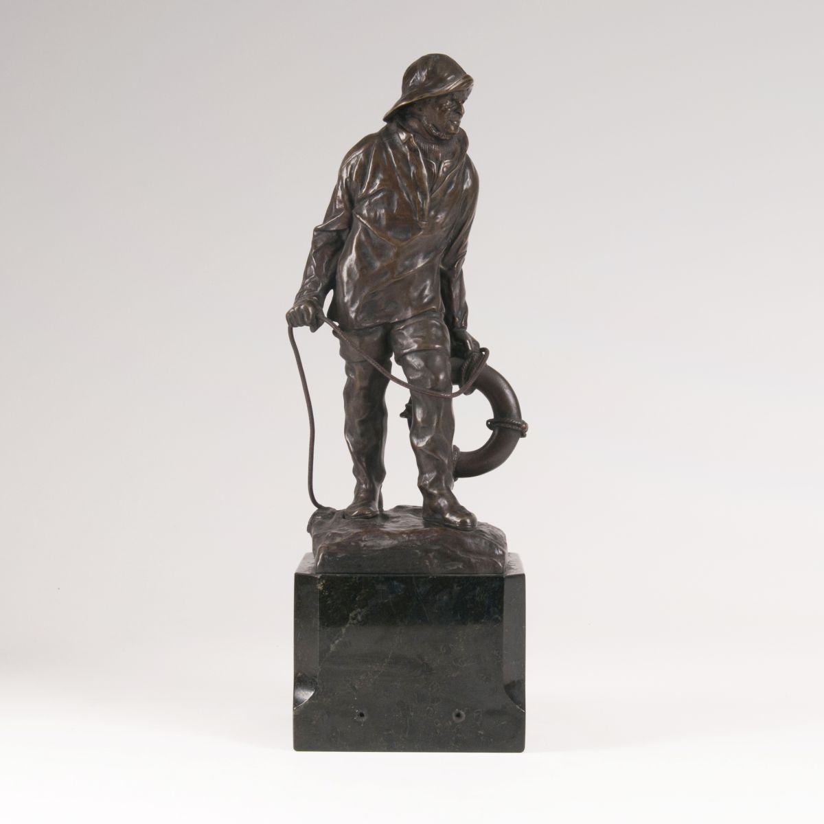 Bronze-Skulptur 'Fischer mit Rettungsring'