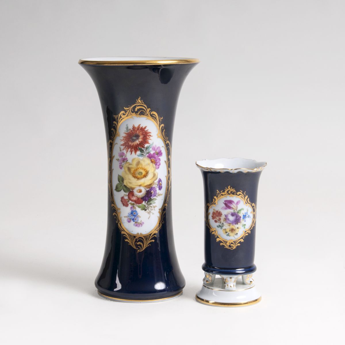 Zwei Porzellan-Vasen mit Kobaltfond und Blumenmalerei