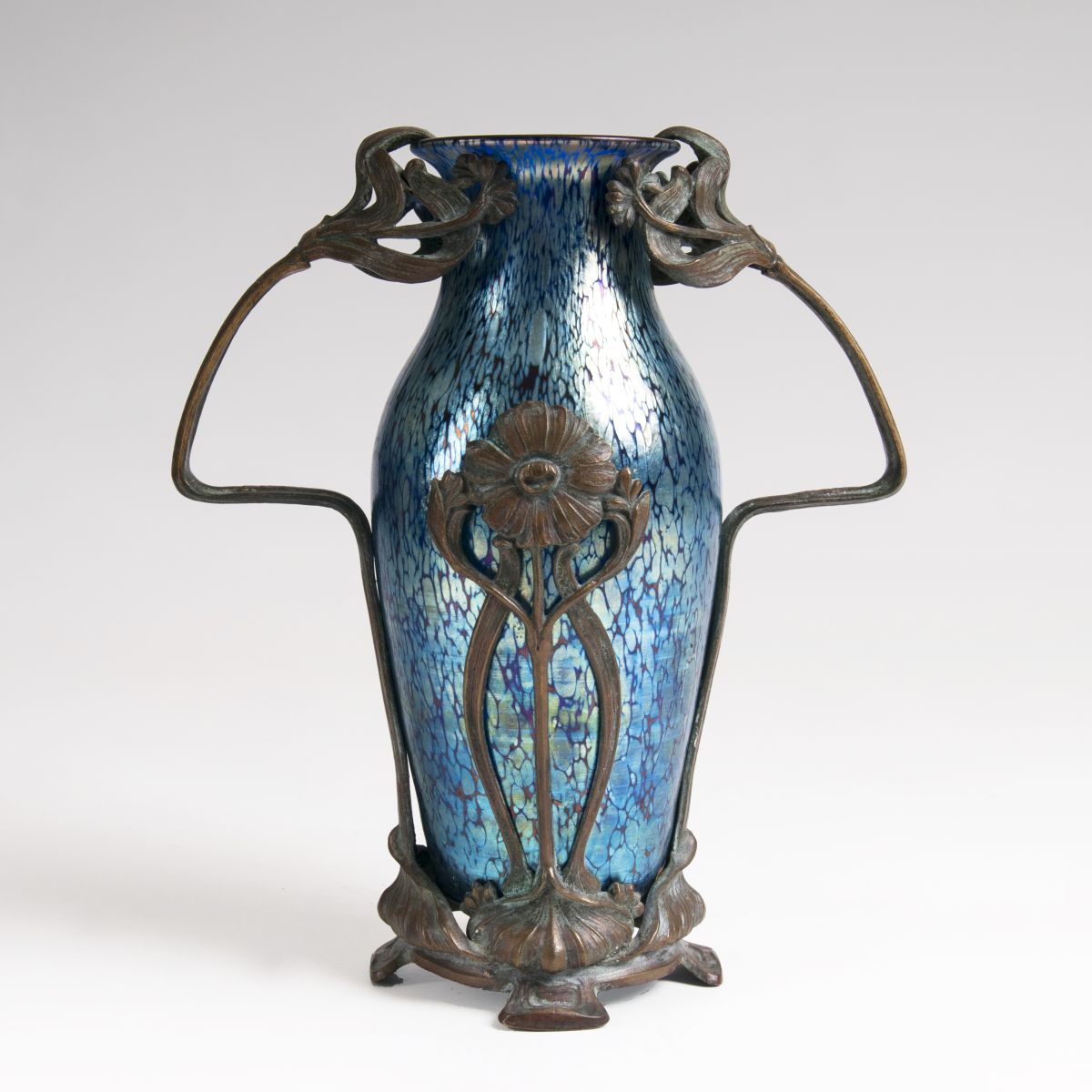 Jugendstil-Henkelvase 'cobalt Papillon' mit Metallmontierung