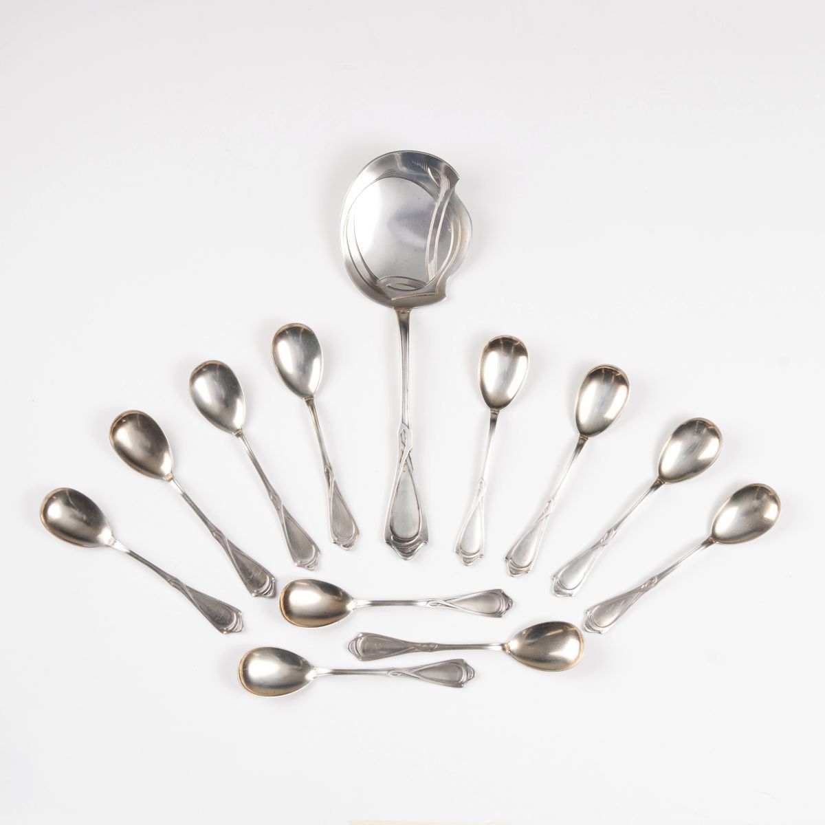 Vereinigte Silberwarenfabrik Düsseldorf - An elegant Art Nouveau icecream cutlery for 12 personen An elegant Art Nouveau icecream cutlery for 12 personen