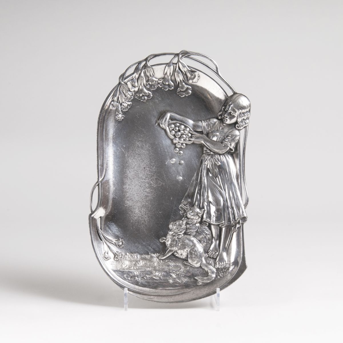 Württembergische Metallwarenfabrik - An Art Nouveau calling card bowl 'Girl with cats' An Art Nouveau calling card bowl 'Girl with cats'