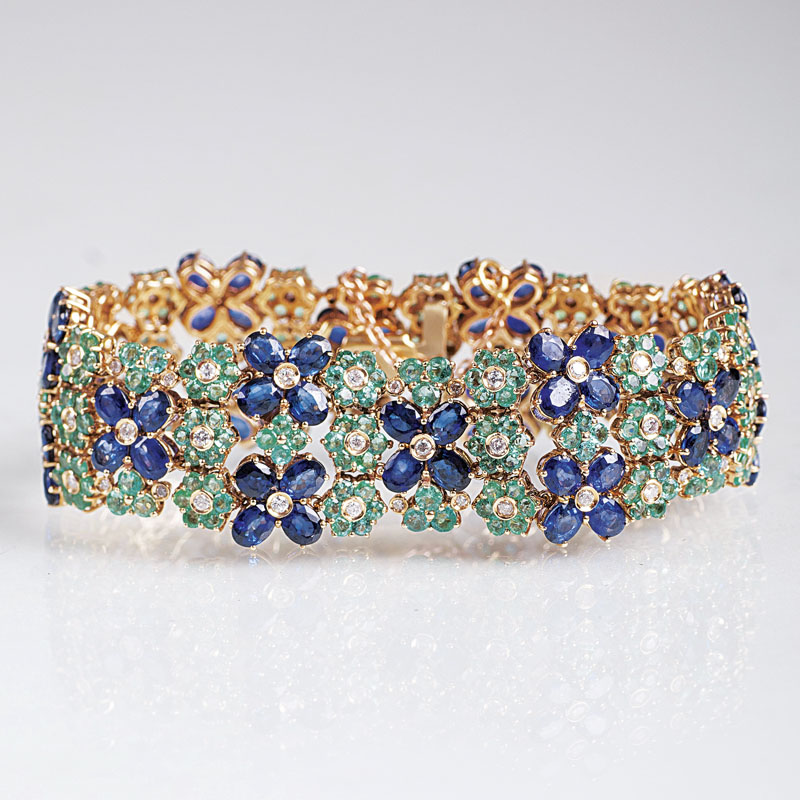 Hochkarätiges Saphir-Smaragd-Armband mit reichem Blüten-Dekor