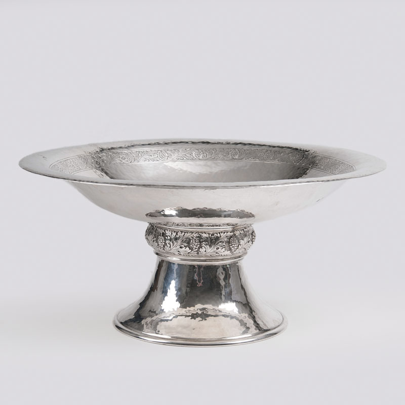 Wakely & Wheeler - An english Arts and Crafts centrepiece with vine leaves relief An english Arts and Crafts centrepiece with vine leaves relief