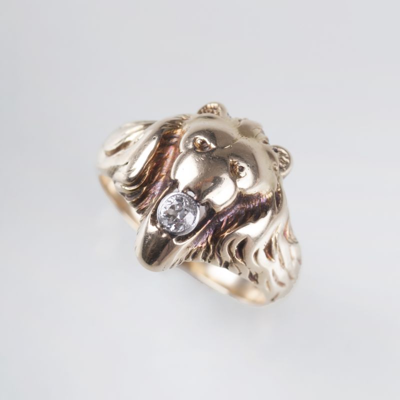 An Art Nouveau goldring with lion's head and old cut diamond