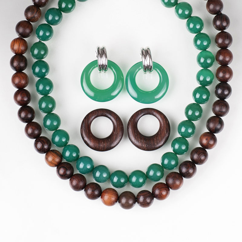A jewellery set with agate and precious wood