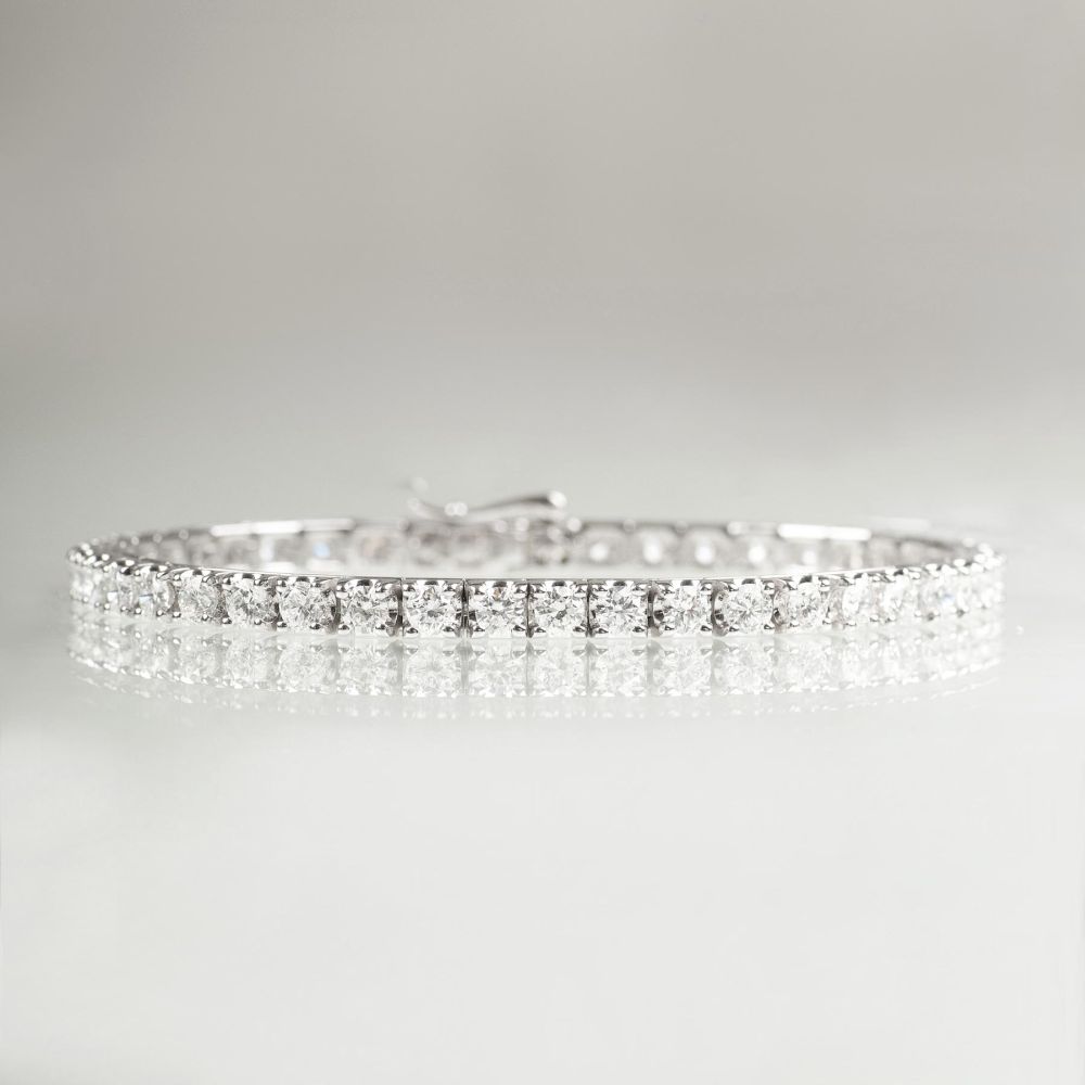 A highcarat, fein-white Diamond Bracelet
