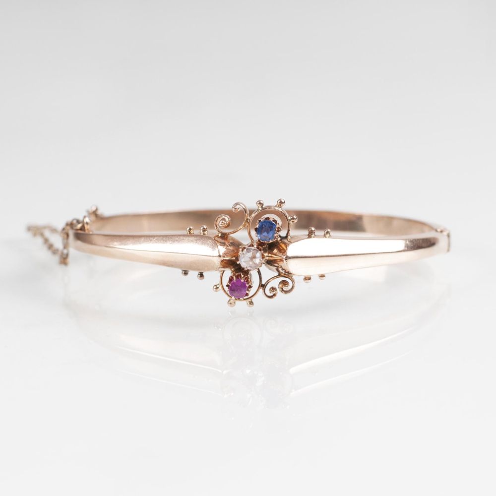 Antiker Gold-Armreif mit zierlichem Edelstein-Besatz Antiker Gold-Armreif mit zierlichem Edelstein-Besatz