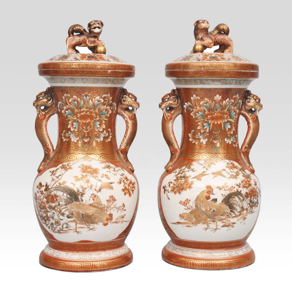 Paar Kutani-Vasen mit feiner Vogelmalerei