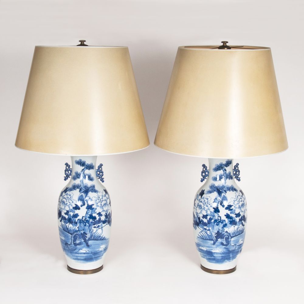 Paar großer blau-weißer Stehlampen