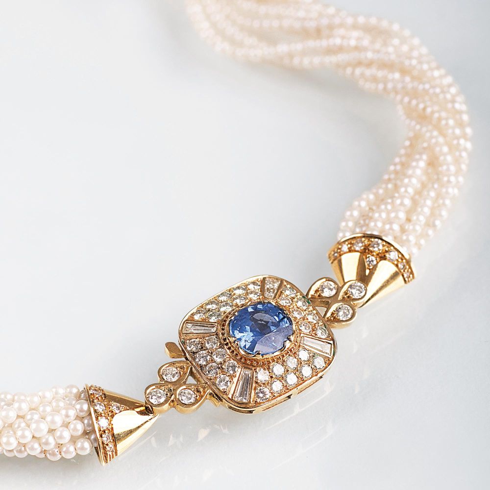 A Pearl Necklace with a fine Sapphire Diamond Clasp