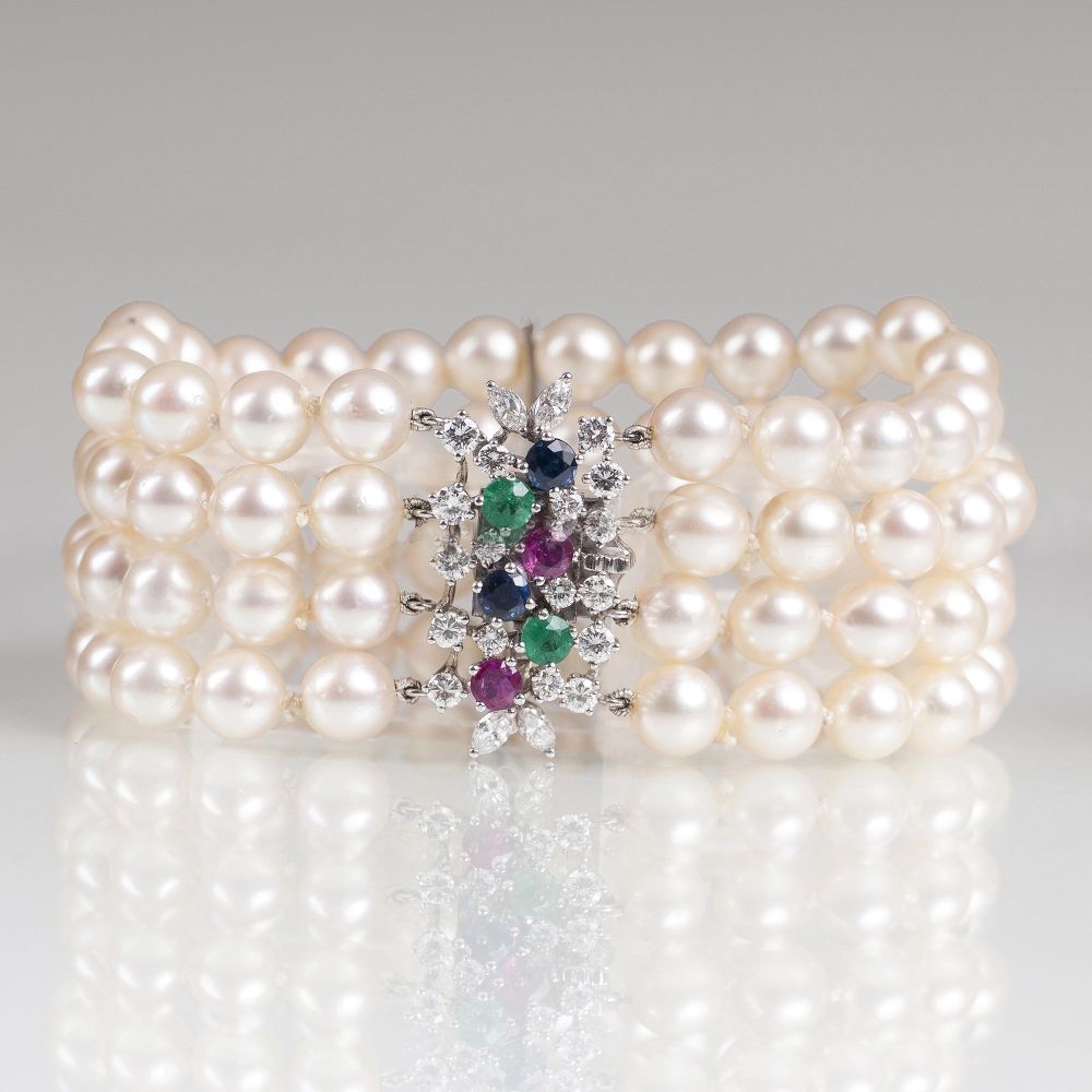 A Vintage Pearl Bracelet with a fine Gemstone Clasp