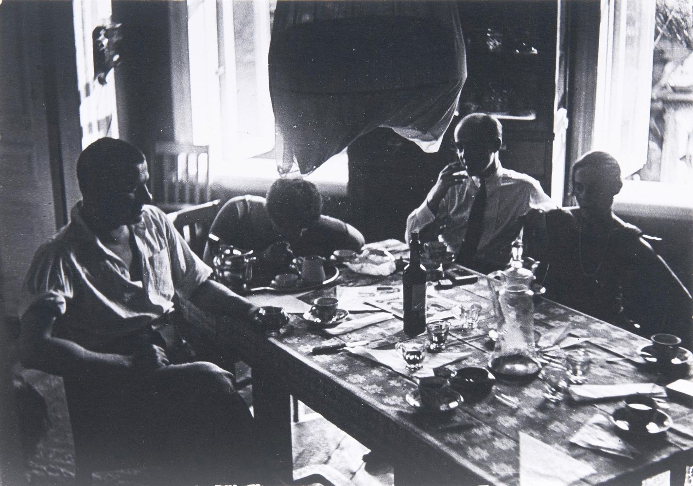 Alexander Michailovich Rodchenko - Vladimir Mayakovsky, Warwara Stepanowa, Osip Beskin and Lilya Brik Vladimir Mayakovsky, Warwara Stepanowa, Osip Beskin and Lilya Brik