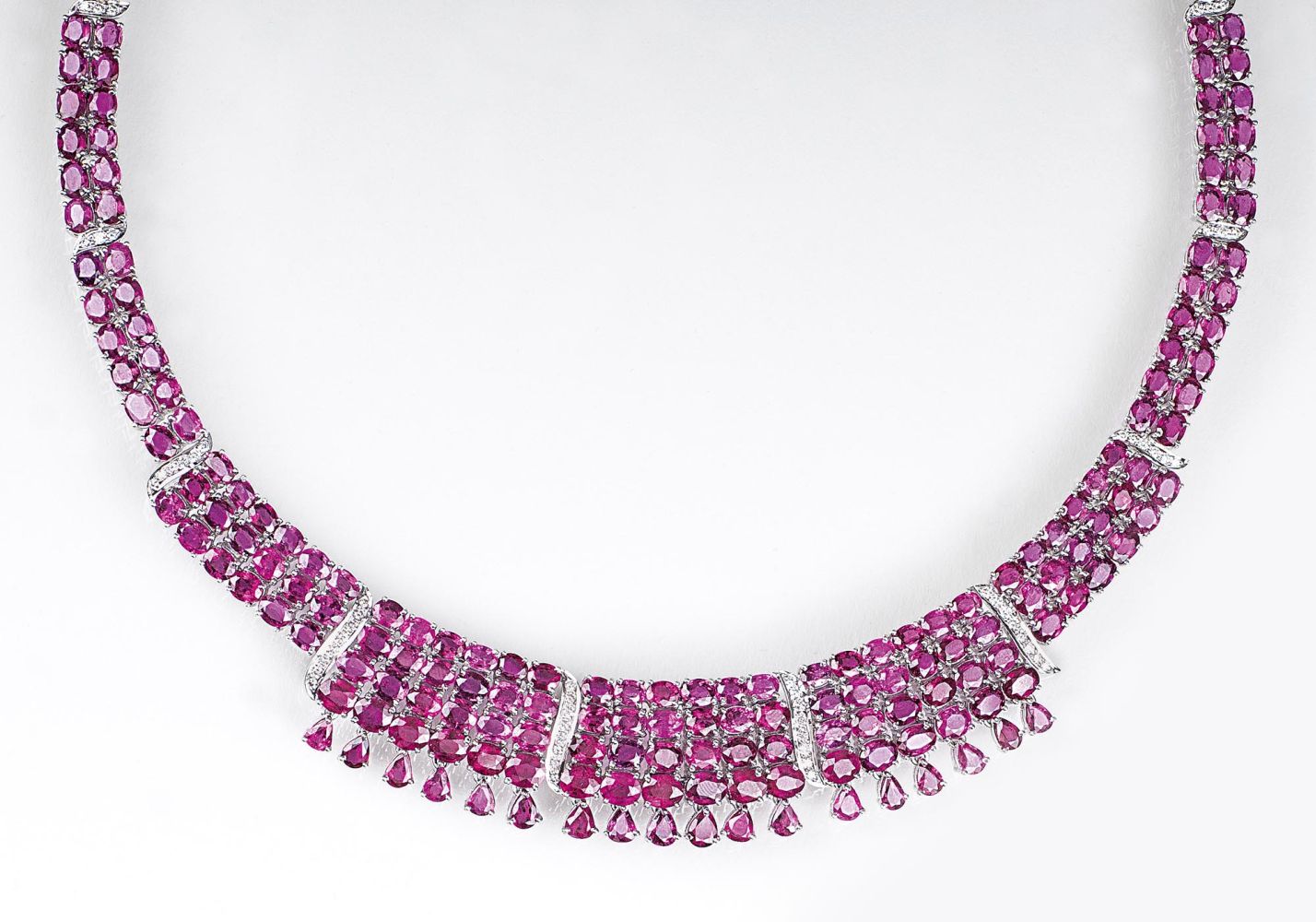 A colour-fine elegant Ruby Diamond Necklace in Art-déco Design