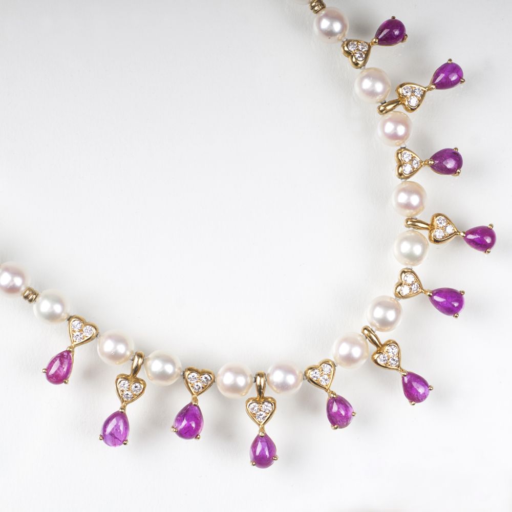 Juwelier Wilm - Perlen-Gold-Collier mit Rubin-Besatz Perlen-Gold-Collier mit Rubin-Besatz