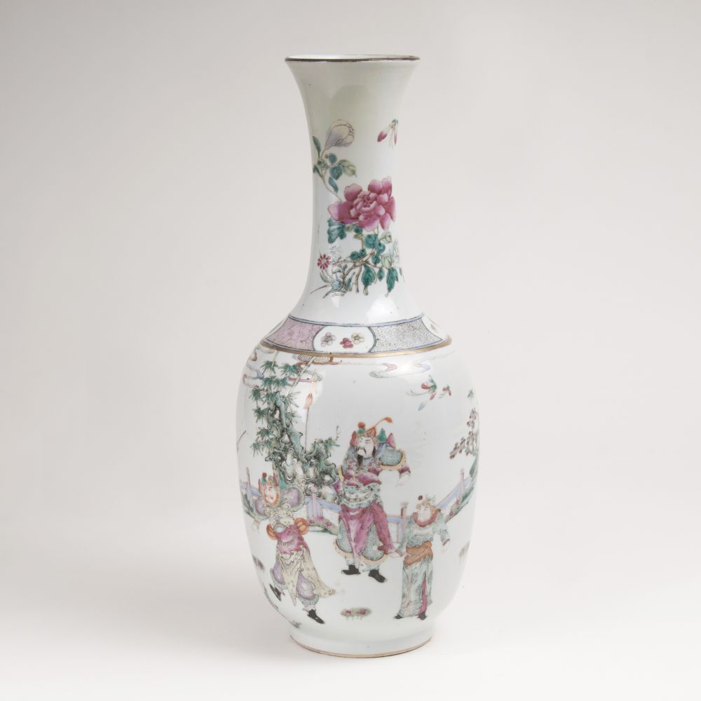 Famille-rose Balustervase mit Legendendarstellung der Mu-Guiying