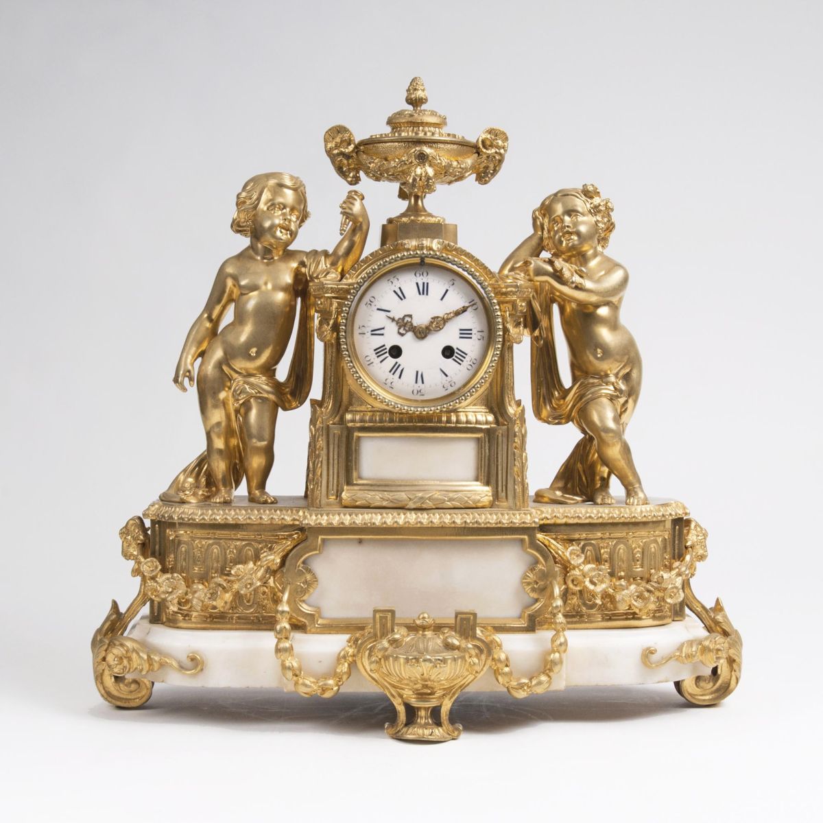 Napoleon III Pendule mit figürlichem Putto-Dekor