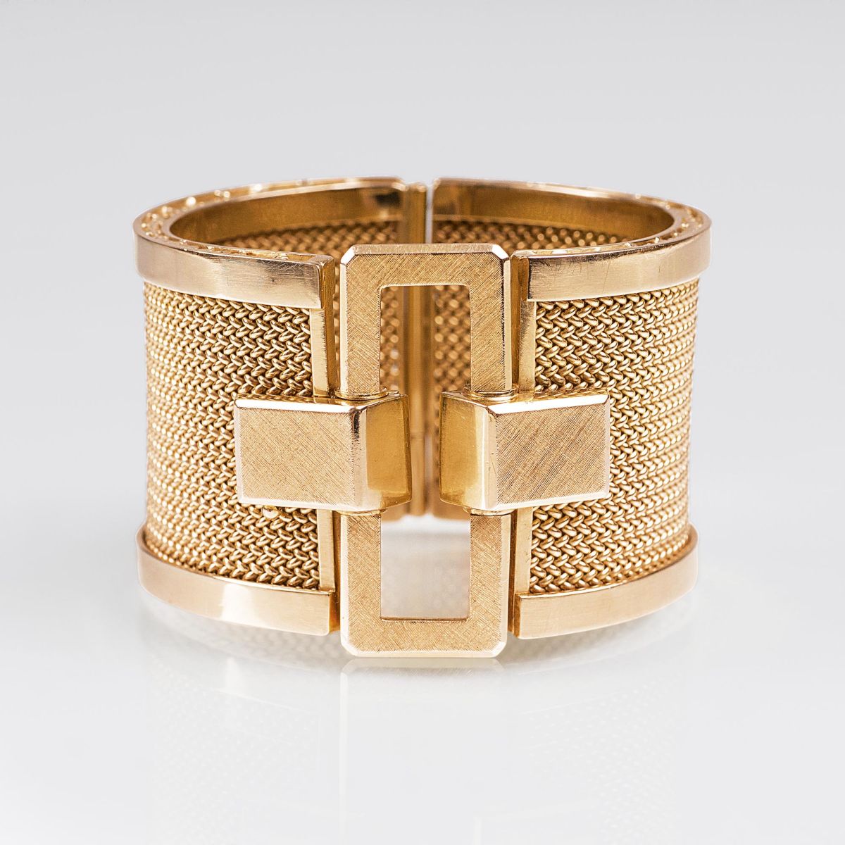 An extraordinary Gold Bangle Bracelet