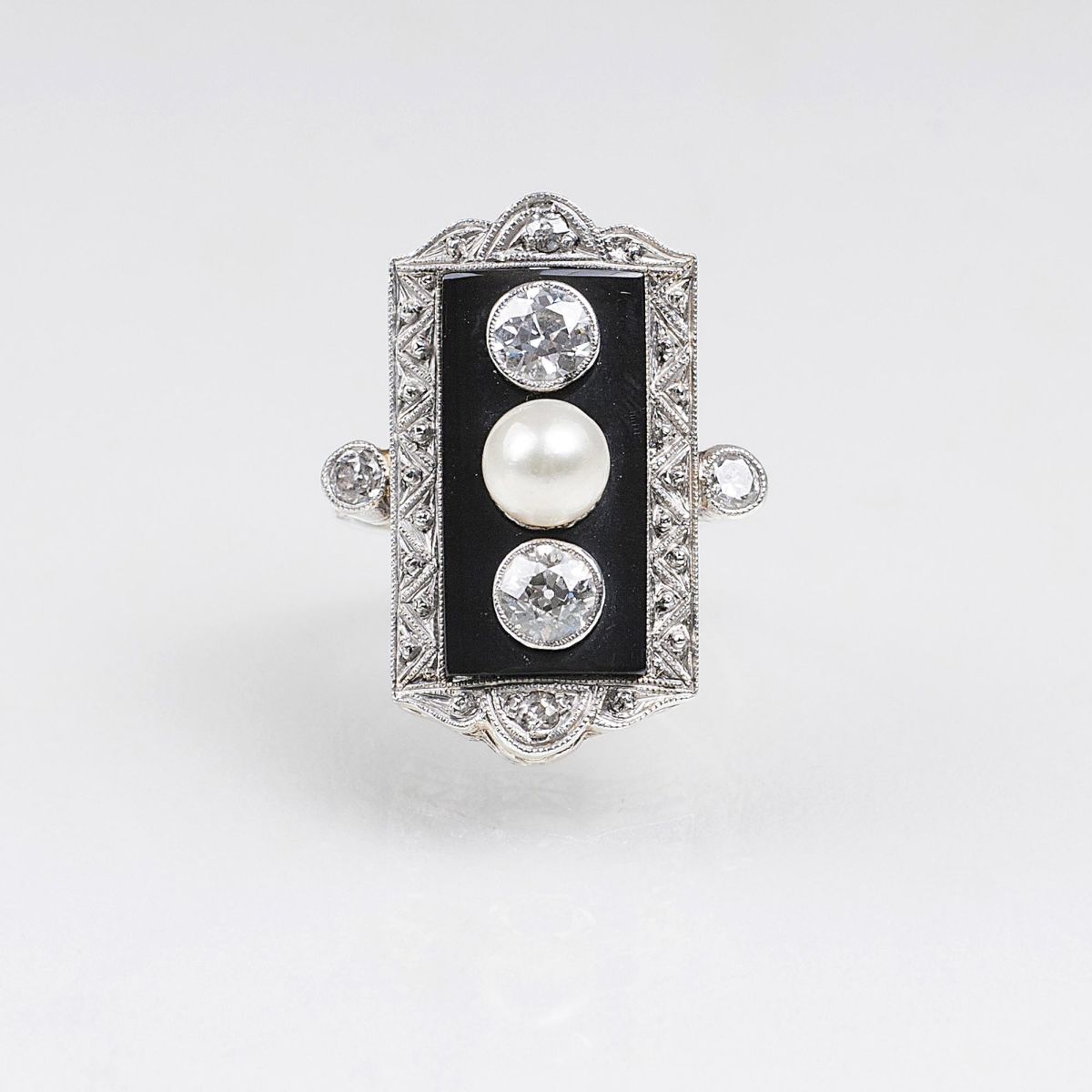 An Art-déco Diamond Pearl Ring with Onyx Setting