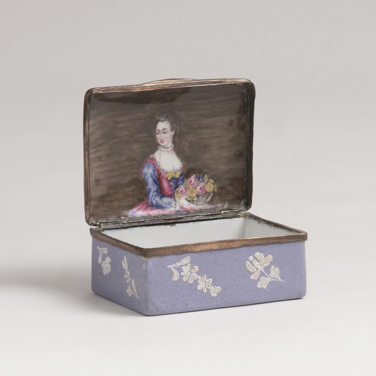 Emaille-Tabatière mit feinem Blütenrelief und Damenportät