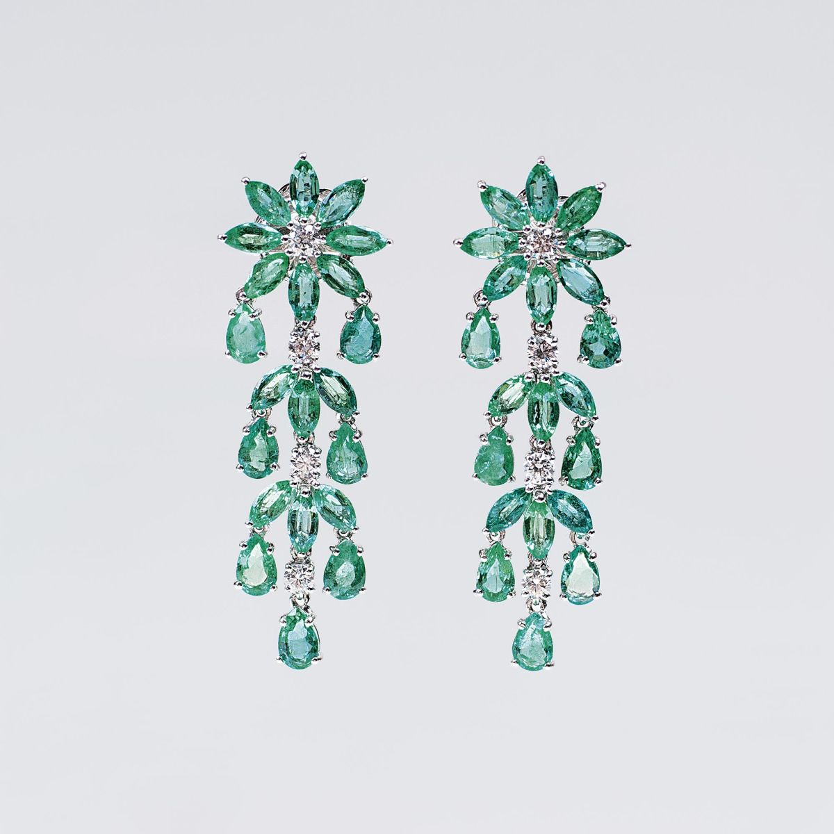 A Pair of splendid Emarald Diamond Earpendants