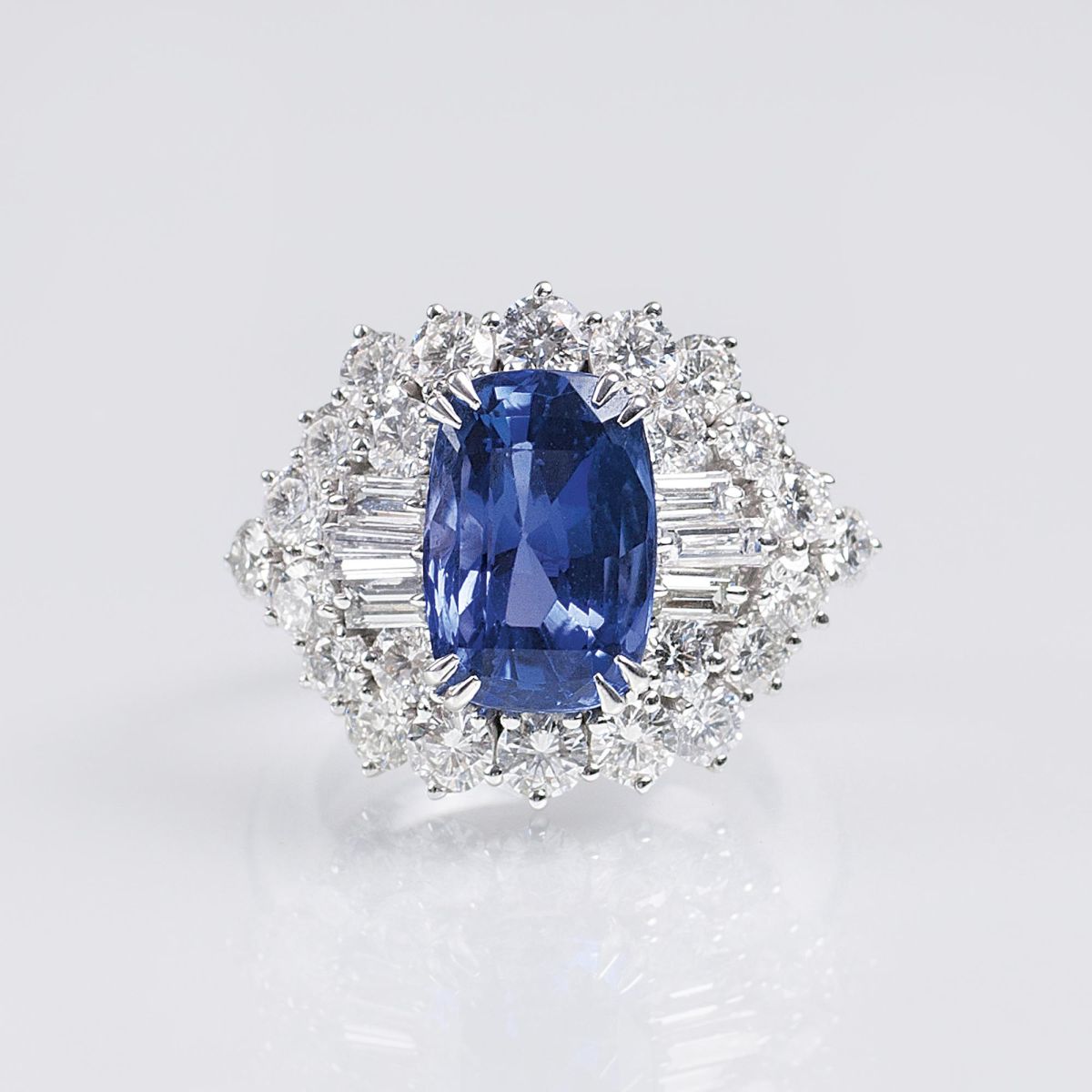 An extraordinary fine and natural Ceylon Sapphire with Diamonds