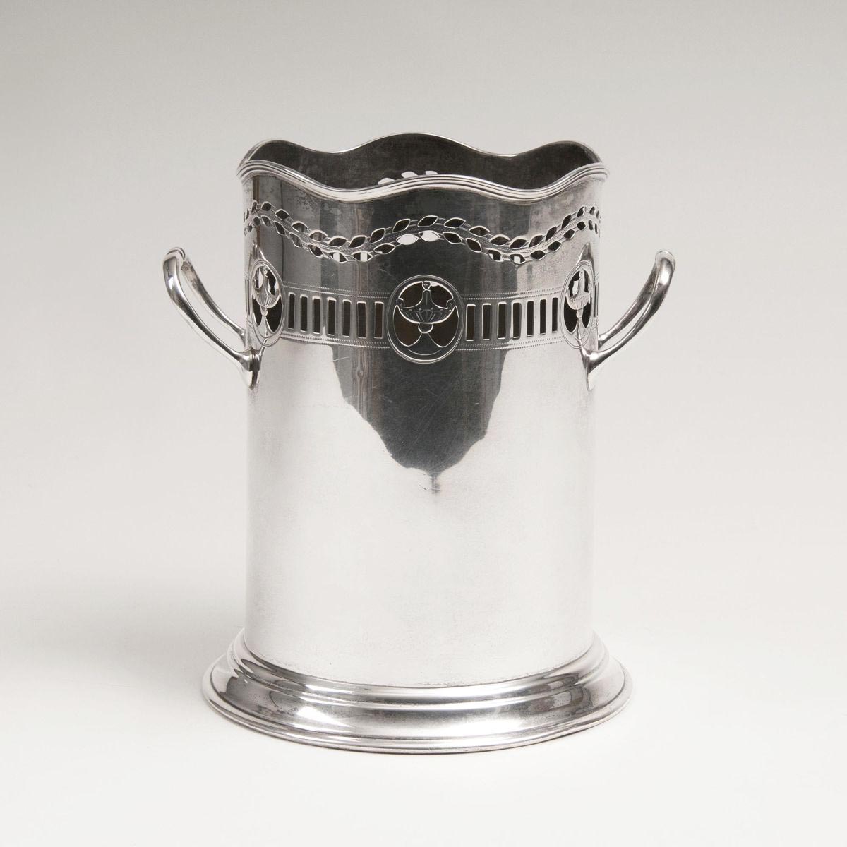 William Hutton & Sons Ltd. - An Englisch Bottle-Holder with Open Worked Dekor An Englisch Bottle-Holder with Open Worked Dekor