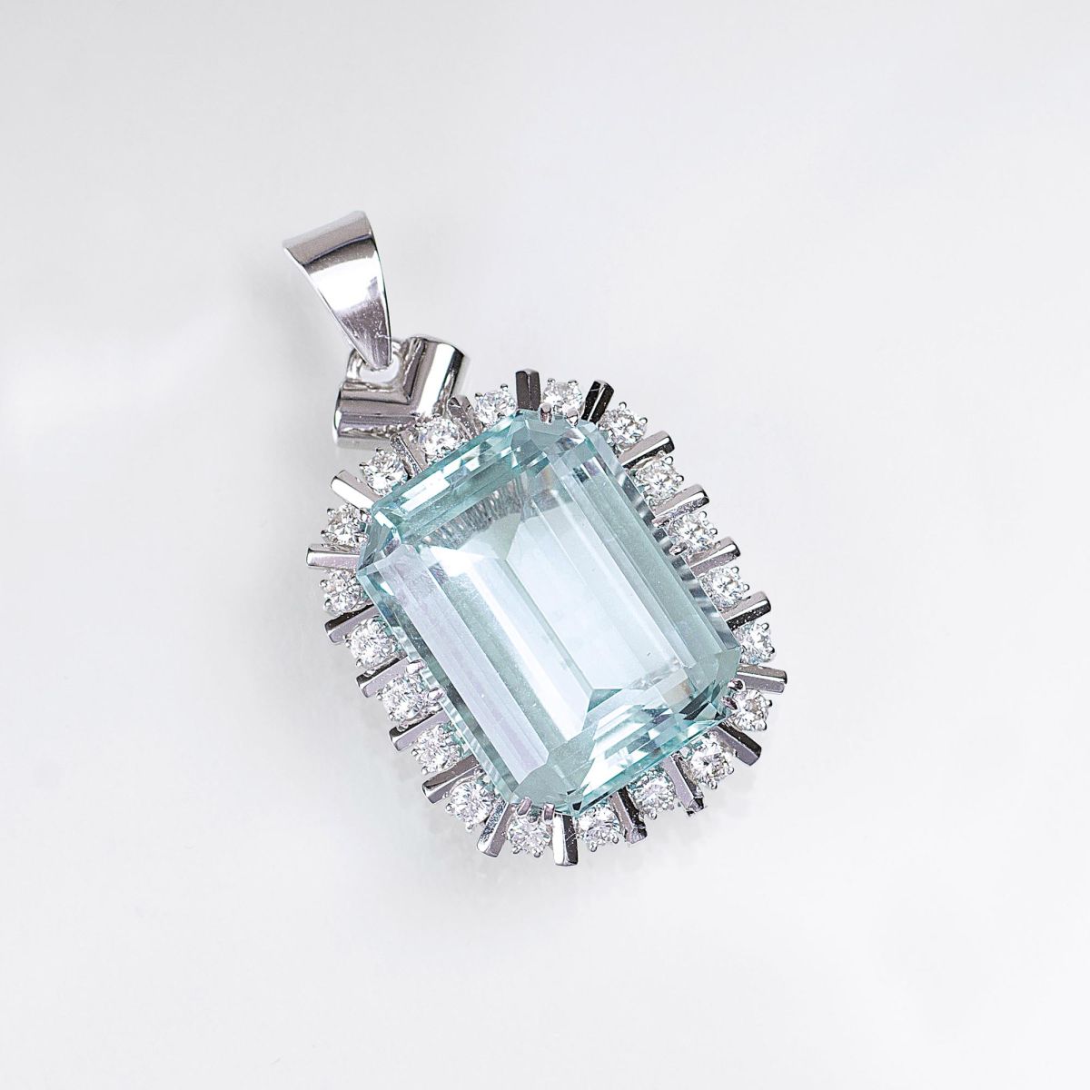 A fine Aquamarin Diamond Pendant