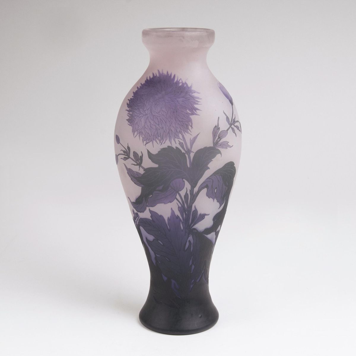 Vase mit Dahlien und Pfingstrosen