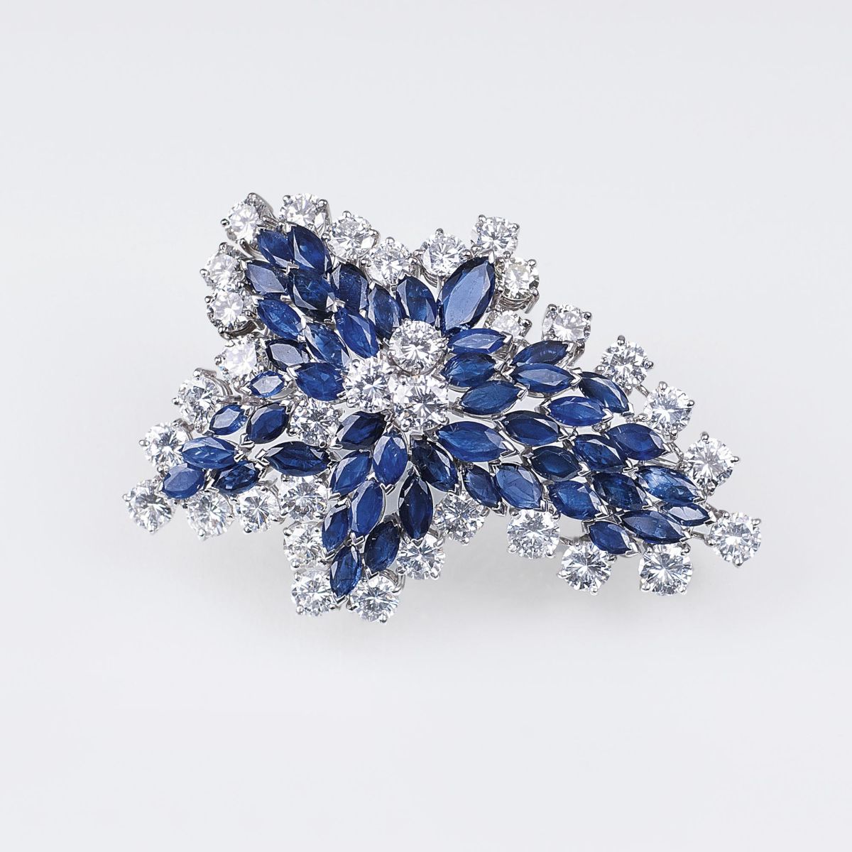 An excellent, highcarat Vintage brooch with Diamonds and Natural Sapphires