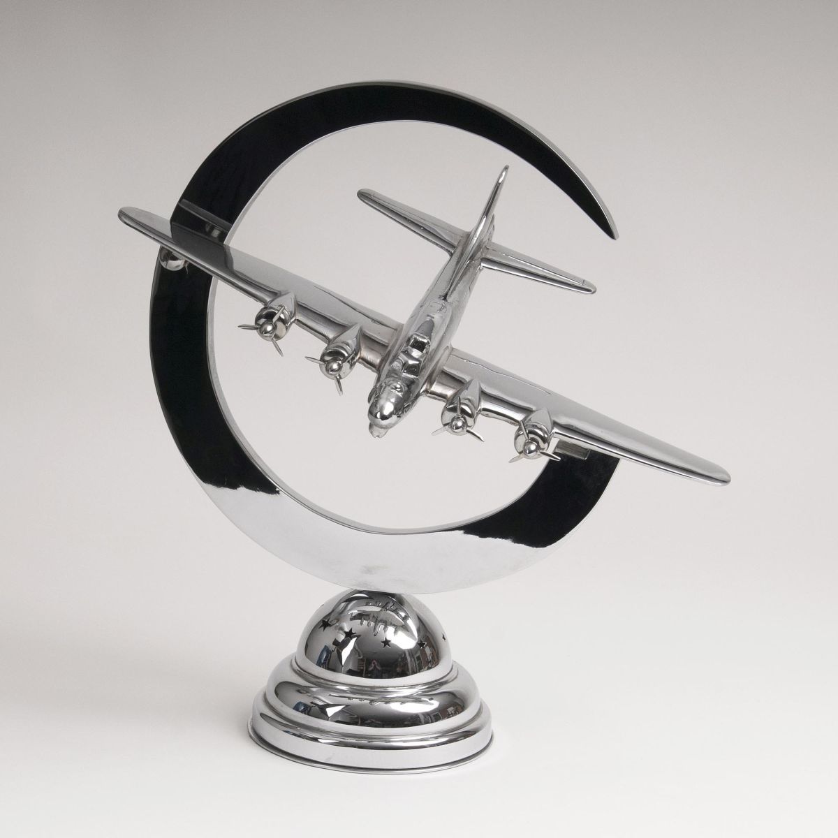 Propellerflugzeug-Modell als Tischlampe