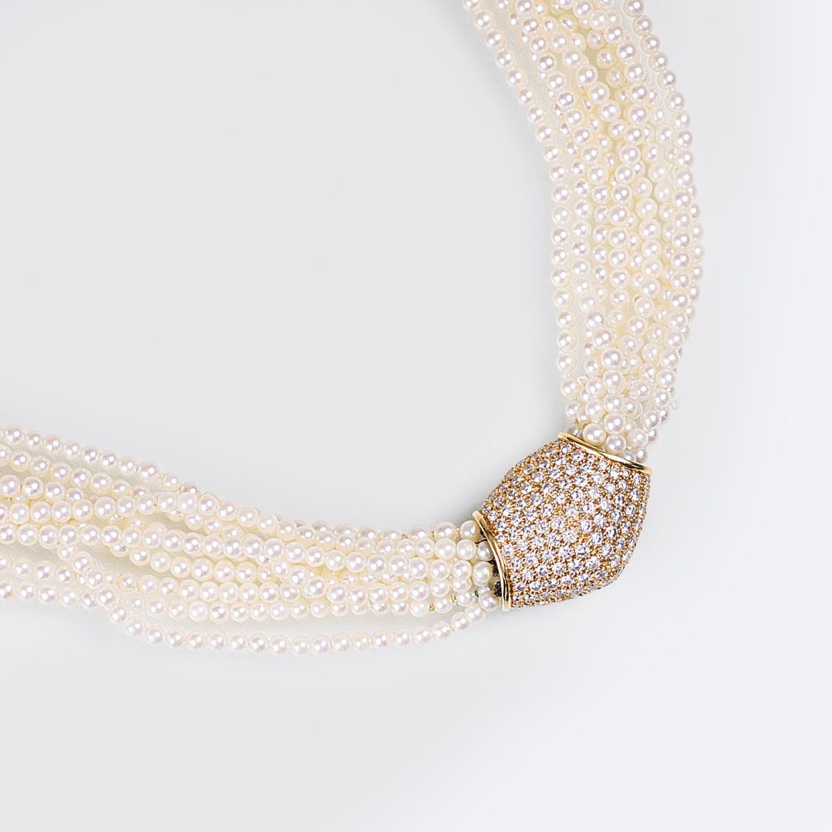 A Pearl Necklace with a precious Diamond Clasp