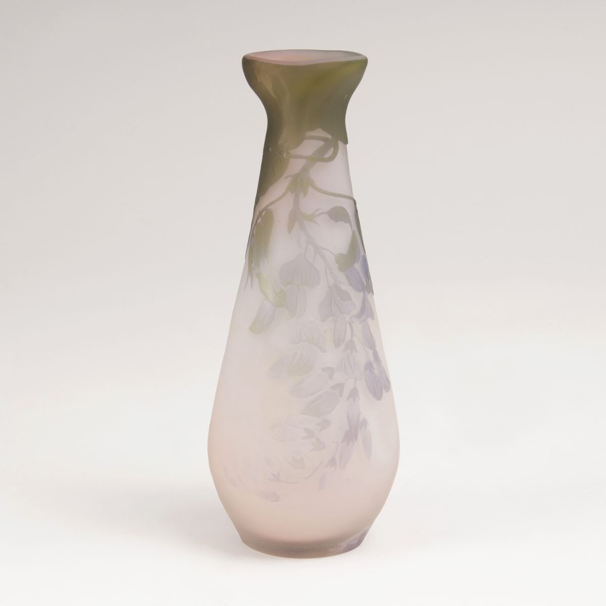 Konische Gallé-Vase mit Glyzinien