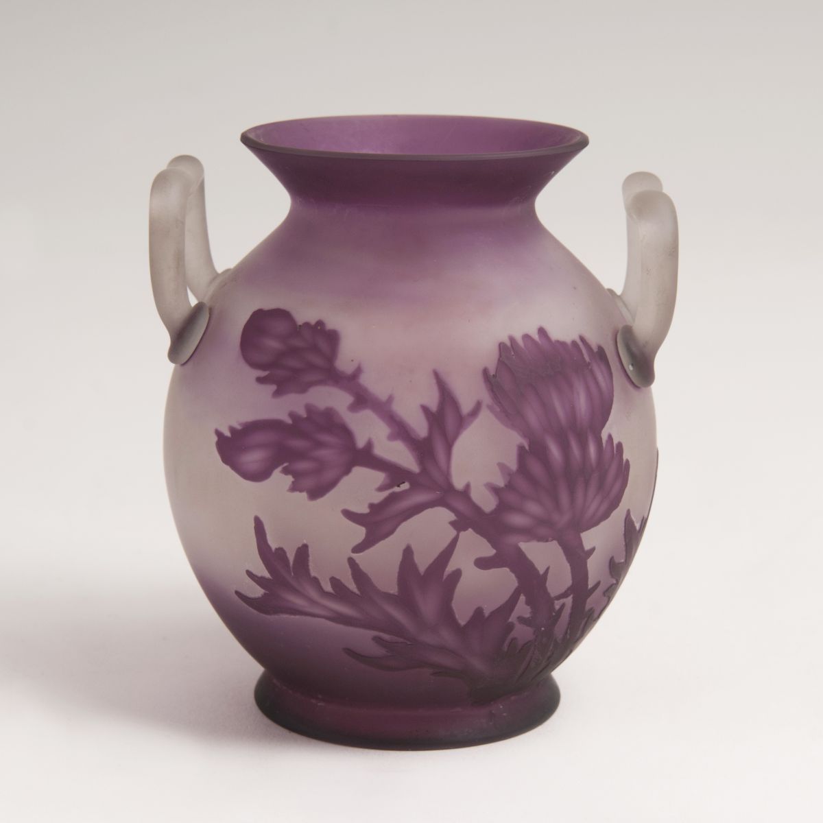 Kleine Jugendstil-Henkelvase mit Disteln