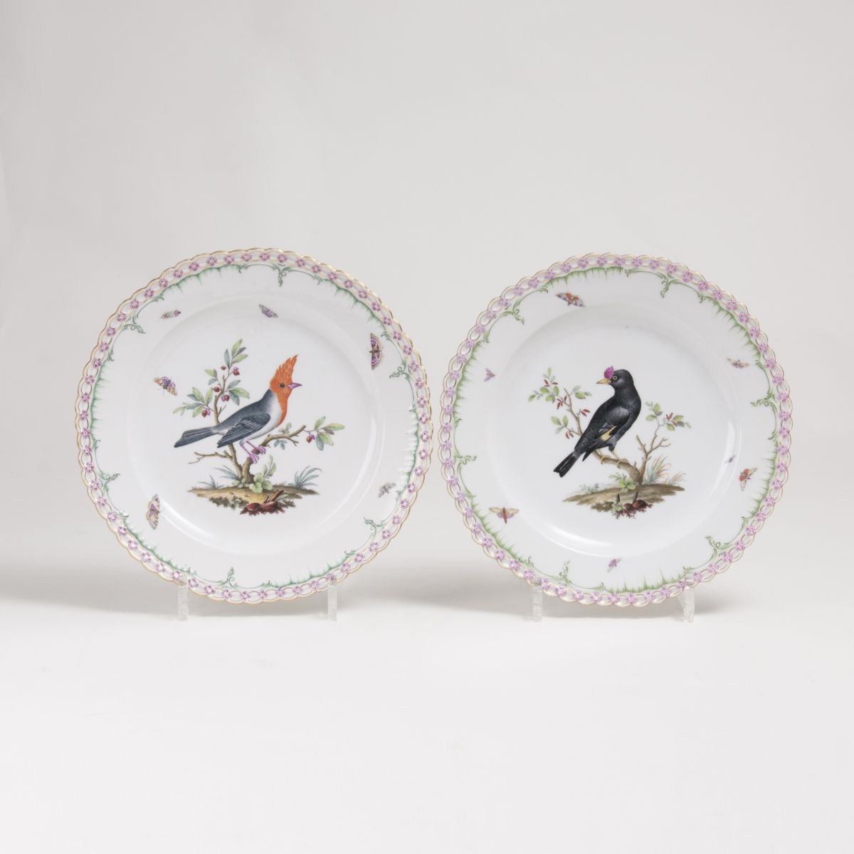 A Pair of Plates with Bird Painiting A Pair of Plates with Bird Painiting