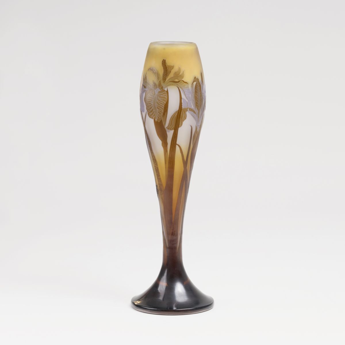 Elegante Gallé Stengelglas-Vase mit Schwertlilien